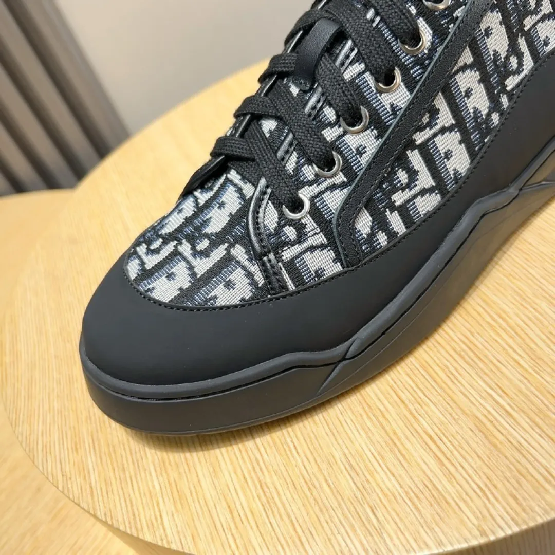 Men's shoes 💰P500💰[Dior] Dior casual sports shoes 🇺🇸Sold at the same time at the counter, top-notch Italian original purchase · The upper is made of brand totem cloth with original leather · Comes with first-layer sheepskin feet · (Totem cloth highlights high-end, nobility, and class) Exquisite workmanship (original lining) Sole: Original factory special outsole ⚠️Comfortable, wear-resistant, non-slip, real-life photo🎬The real thing is more beautiful🔍Number: 39-46【45 46 Customized items are non-returnable]
